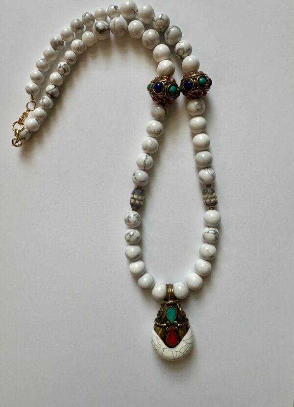 HOWLITE